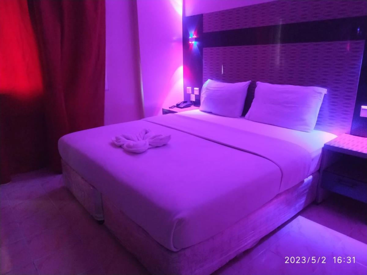 Tehran Hotel Дубай Екстериор снимка