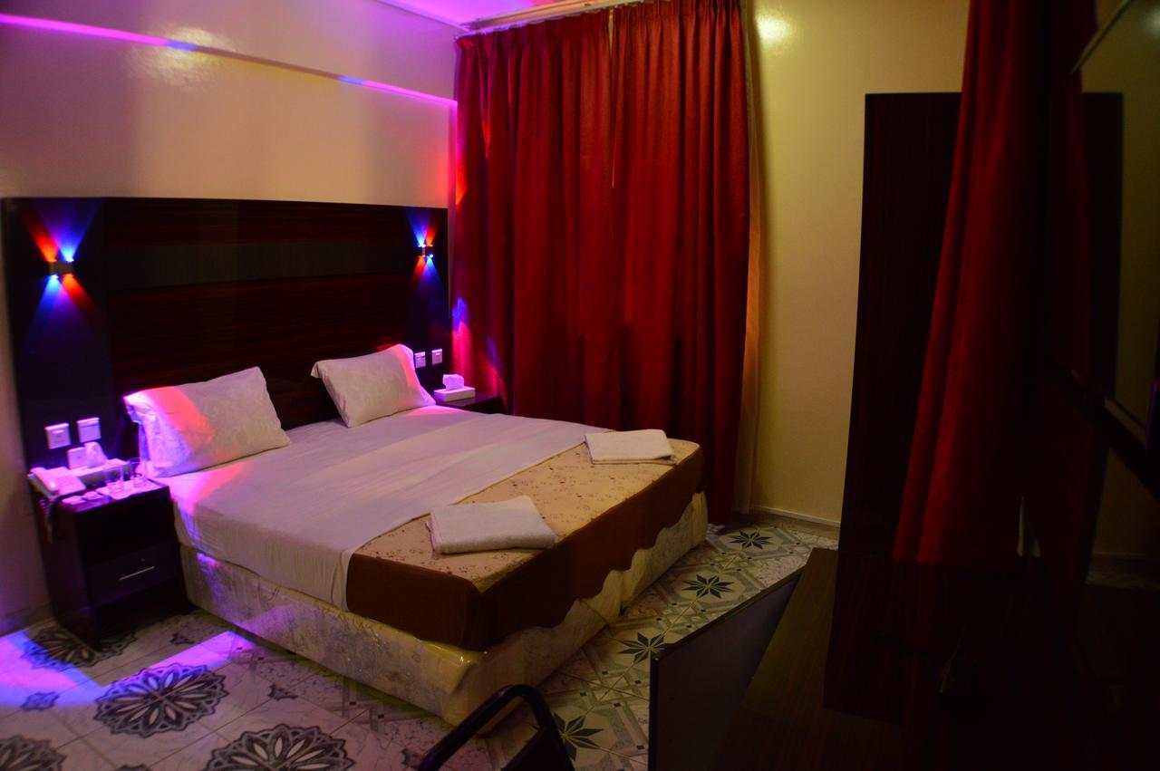 Tehran Hotel Дубай Екстериор снимка