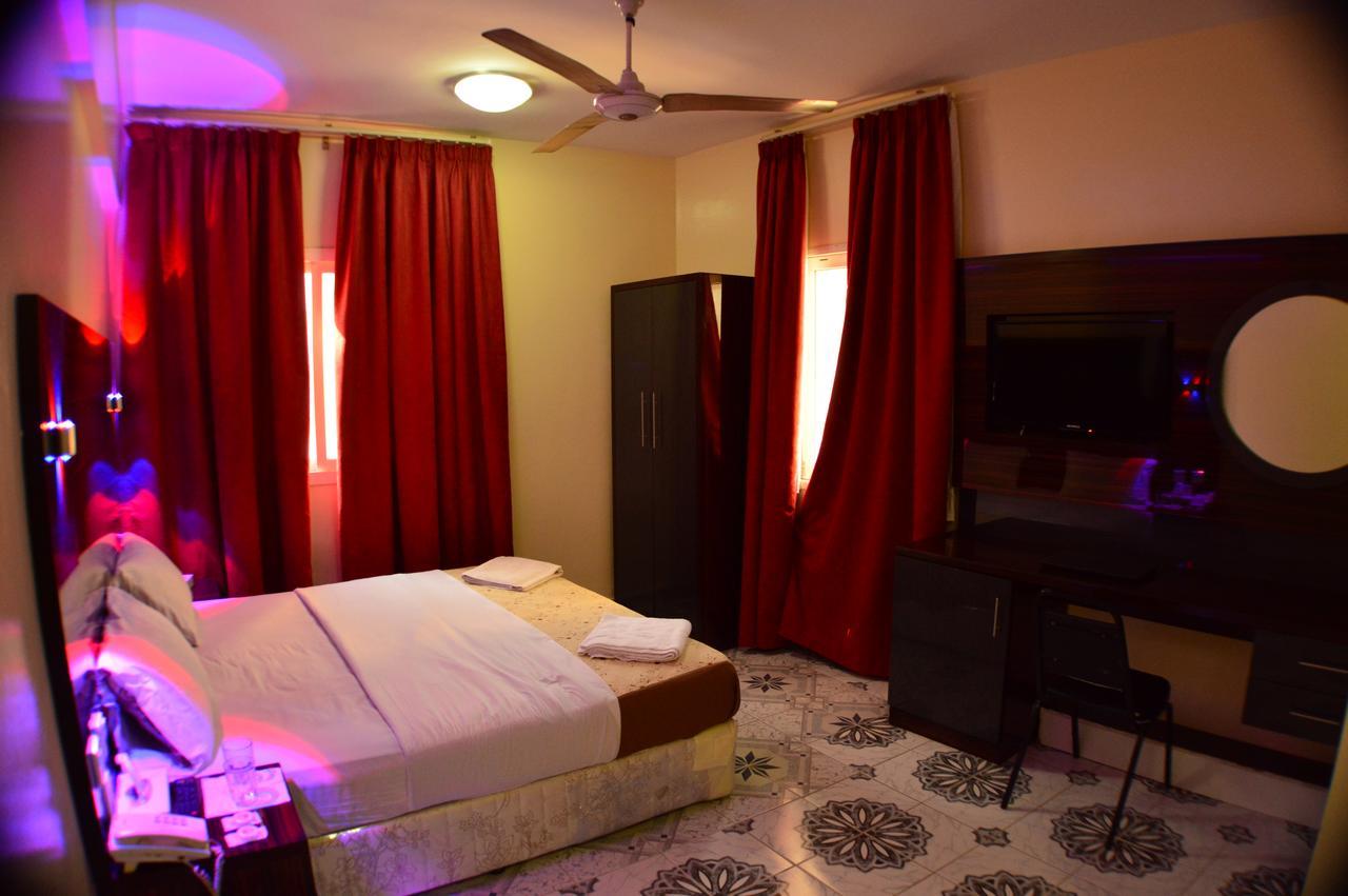 Tehran Hotel Дубай Екстериор снимка