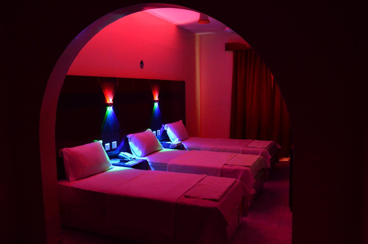Tehran Hotel Дубай Екстериор снимка