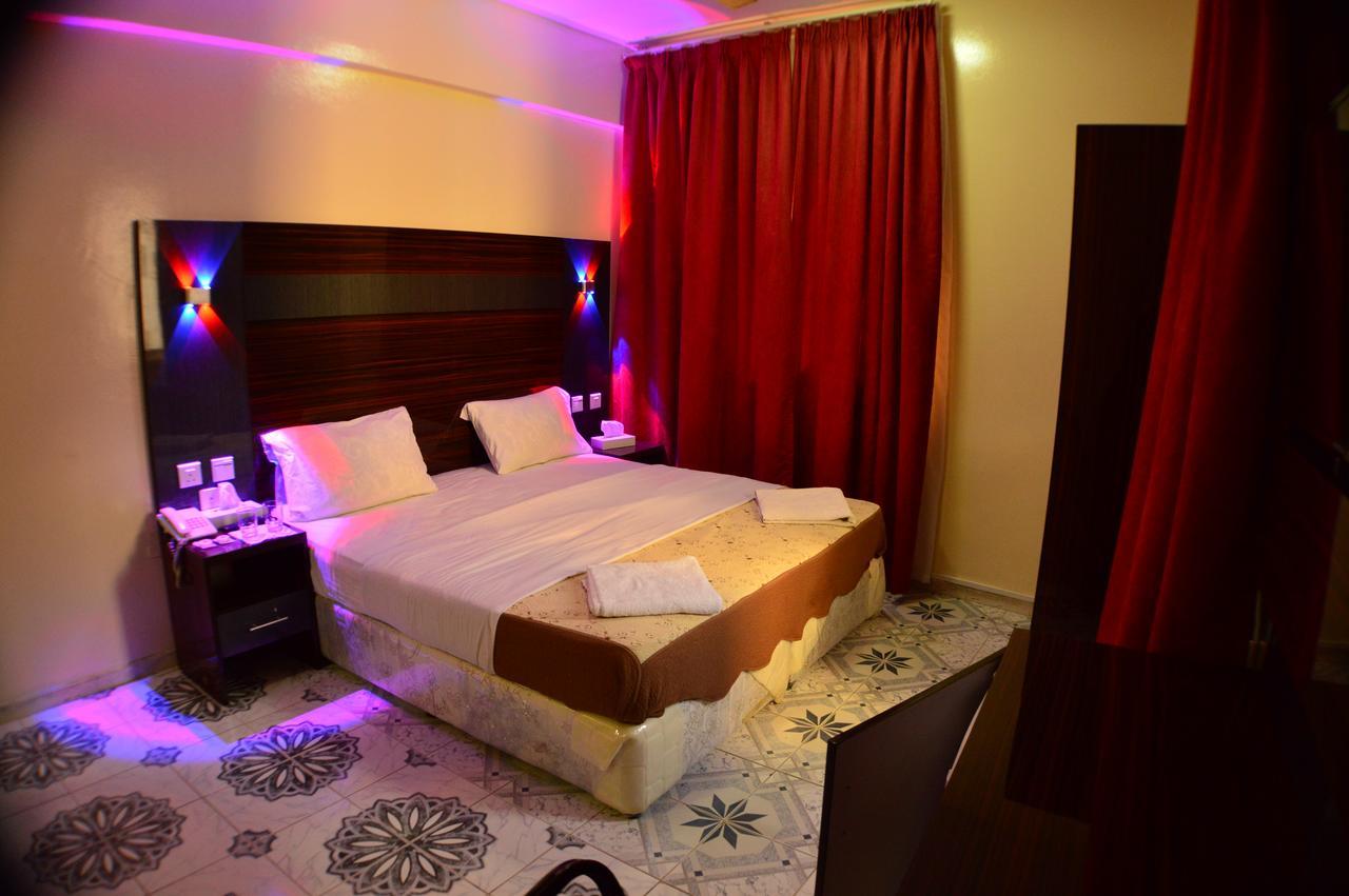 Tehran Hotel Дубай Екстериор снимка