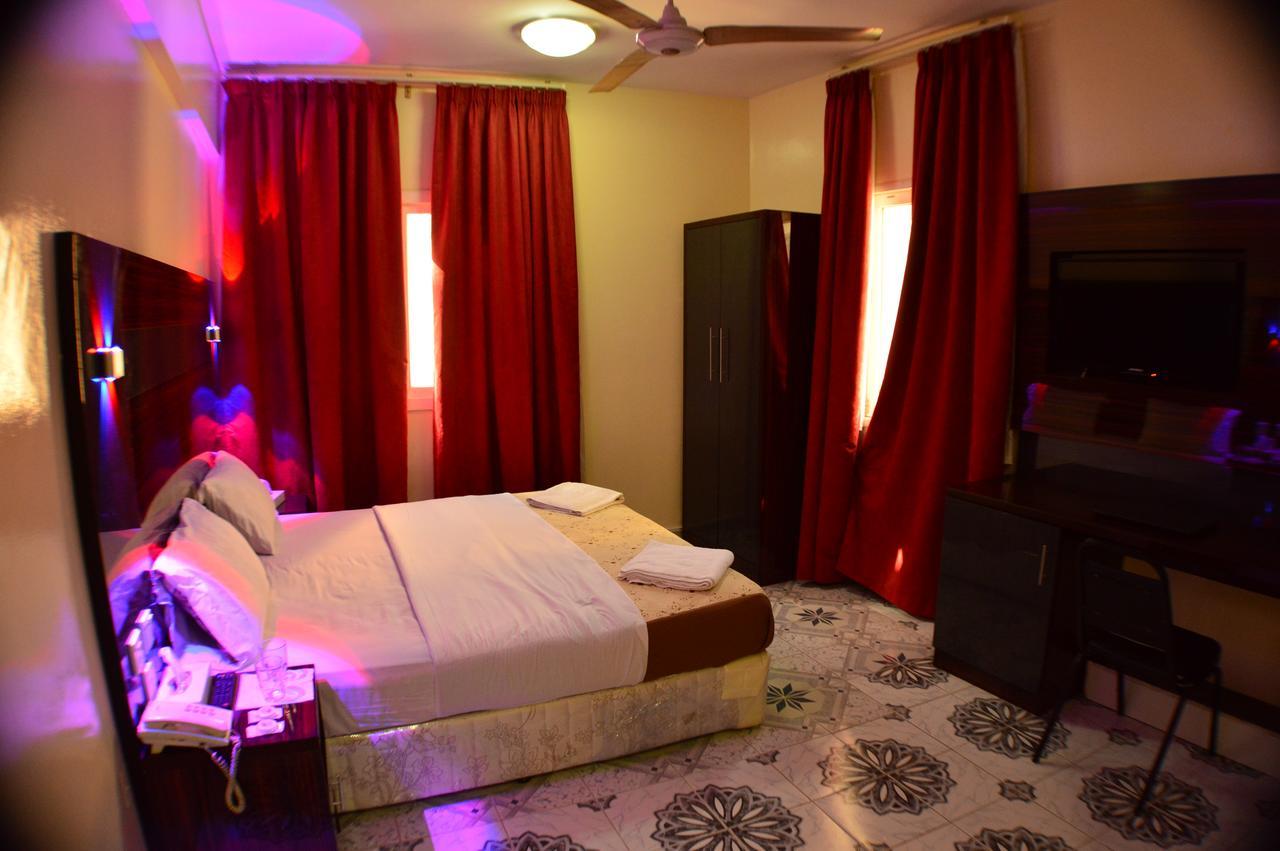 Tehran Hotel Дубай Екстериор снимка